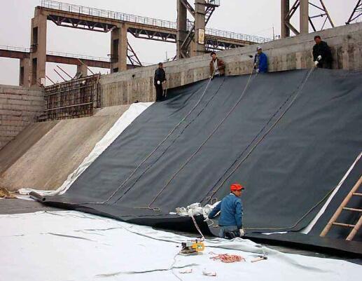 領(lǐng)翔土工膜鋪設(shè)時需要做哪些工作