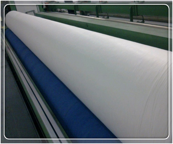 如何減少土工布在瀝青路面施工過程中的移位