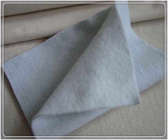 如何減少土工布在瀝青路面施工過程中的移位