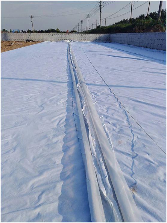 復合土工膜與壩基混凝土形成壩面防滲系統(tǒng)