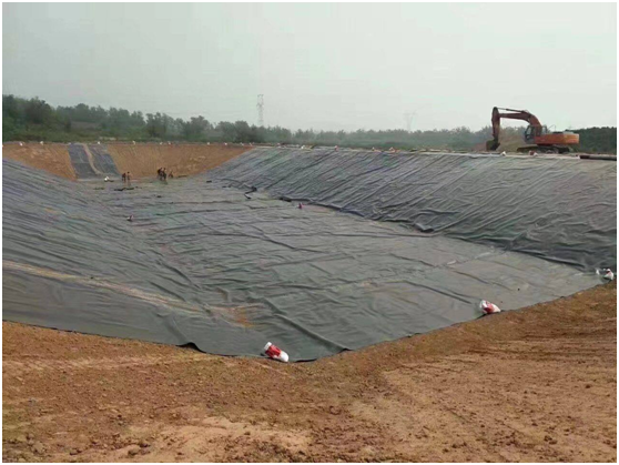 土工膜垂直施工確保達到設(shè)計效果