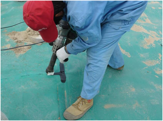 施工經(jīng)驗(yàn)得出不同厚度土工膜使用特點(diǎn)