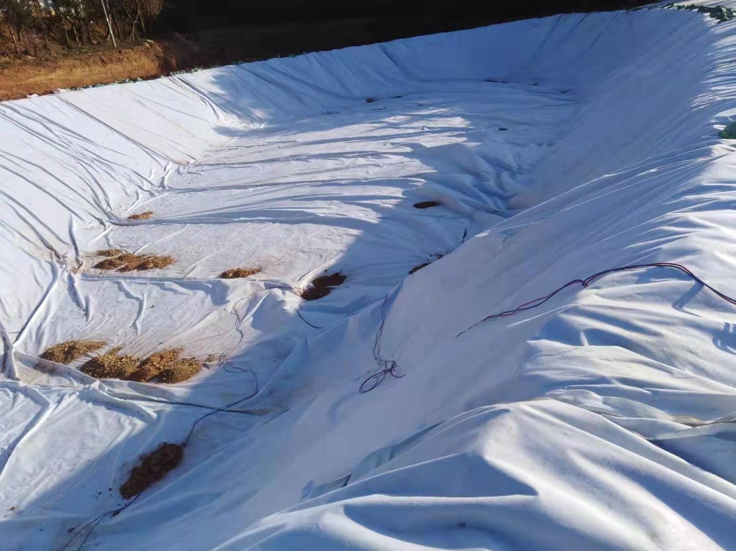 復(fù)合土工膜在圍堰薄弱環(huán)節(jié)如何施工？