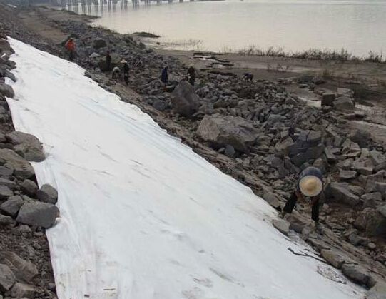 為什么要減少土工膜現(xiàn)場拼接量？