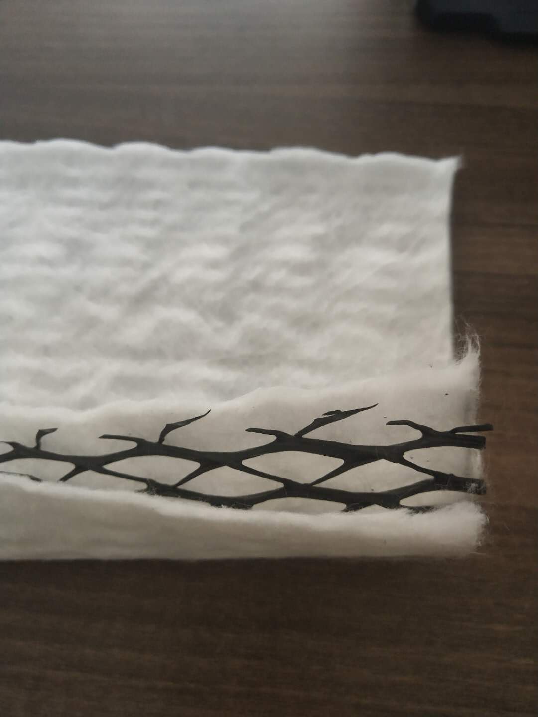 土工膜保護層下導(dǎo)水設(shè)施設(shè)計原則與方式