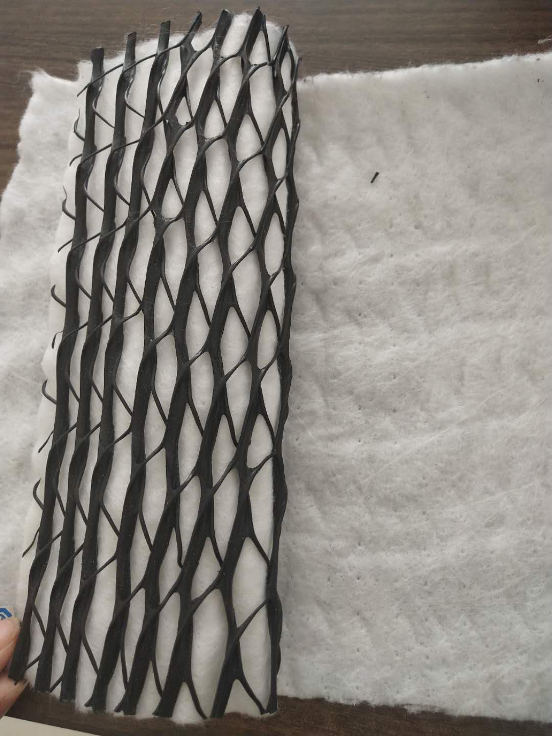 土工膜保護層下導(dǎo)水設(shè)施設(shè)計原則與方式