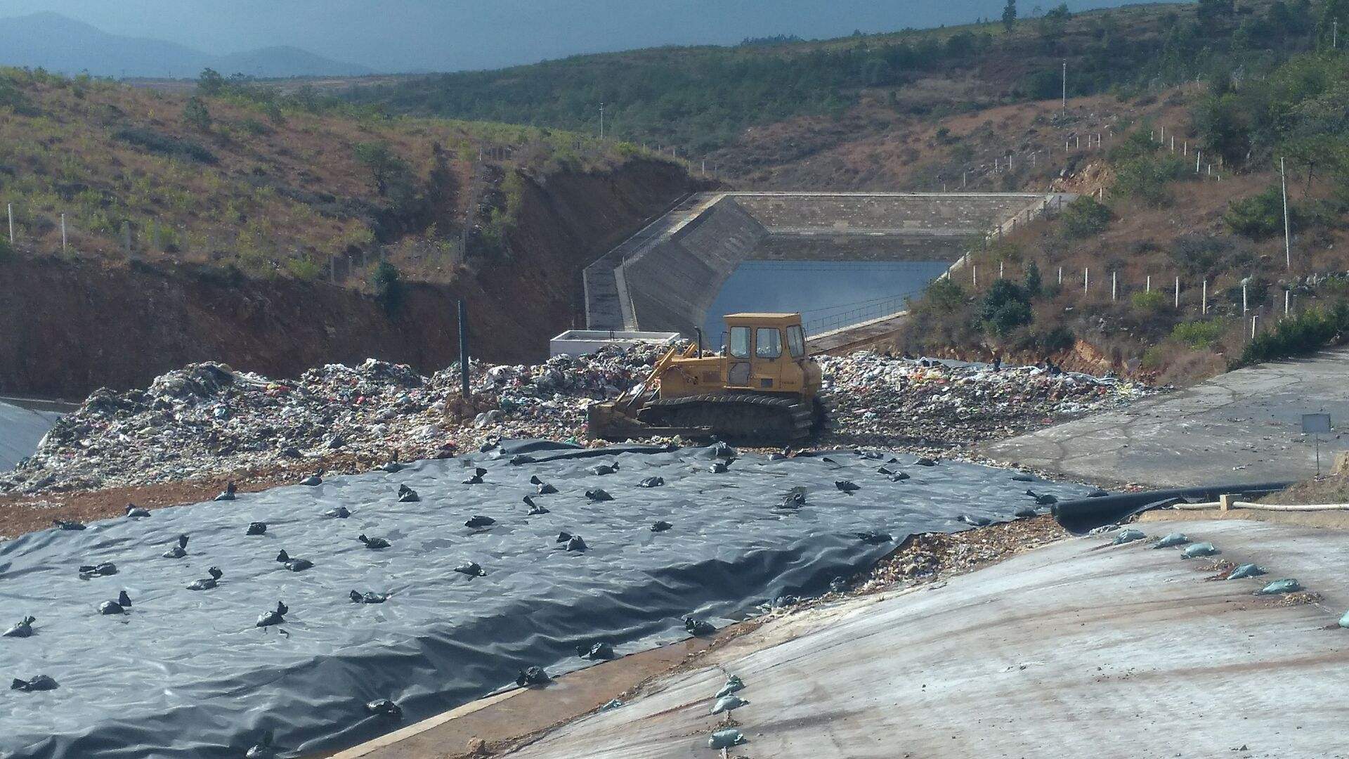 土工膜在環(huán)形壓縮應力作用下的褶皺情況