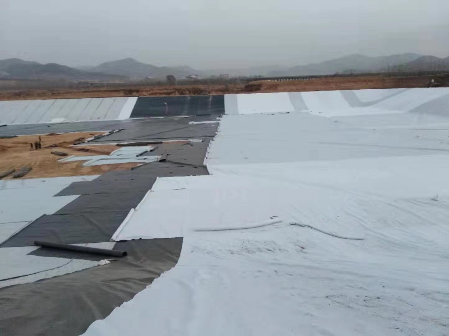 0.25mm厚土工膜為何必須現(xiàn)場焊接？