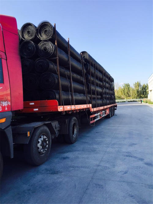 鋪設(shè)多層土工格柵( 格室) 路基頂面各點的沉降