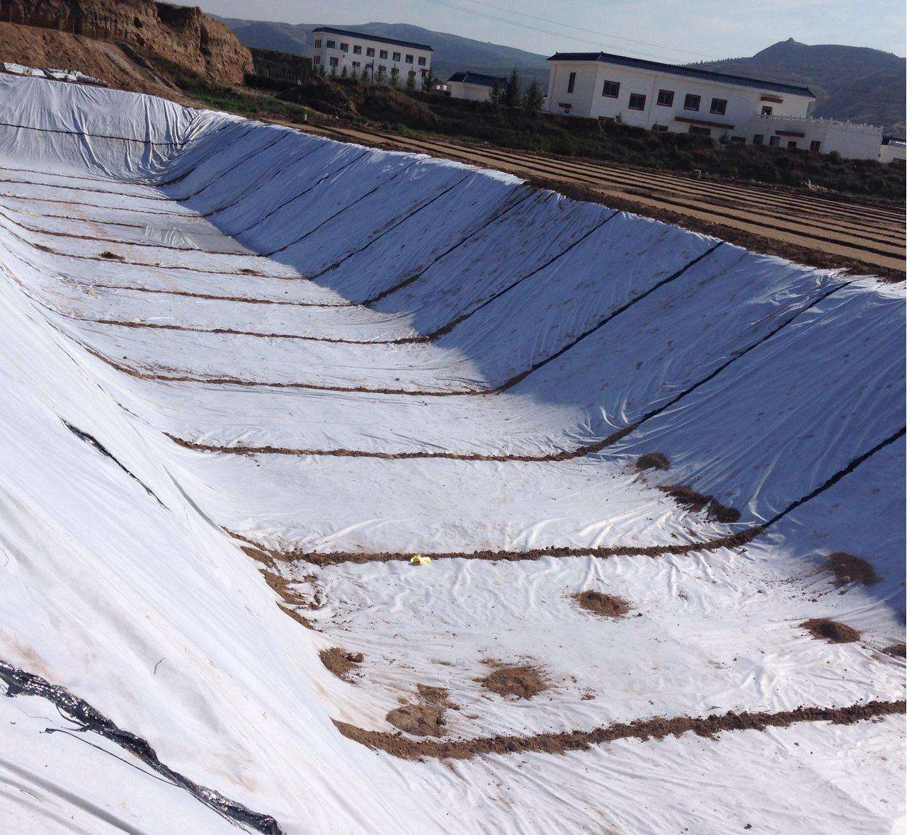 如何利用復(fù)合土工膜進(jìn)行防滲和防護(hù)？