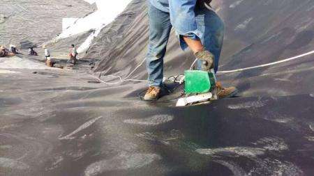 防止尾礦內(nèi)污染源滲漏后對地下水及土壤造成污染