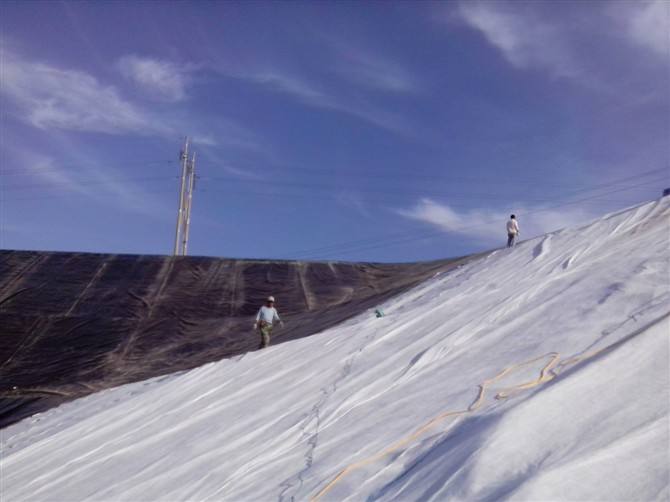 水庫鋪設土工膜出現(xiàn)裂口如何補救
