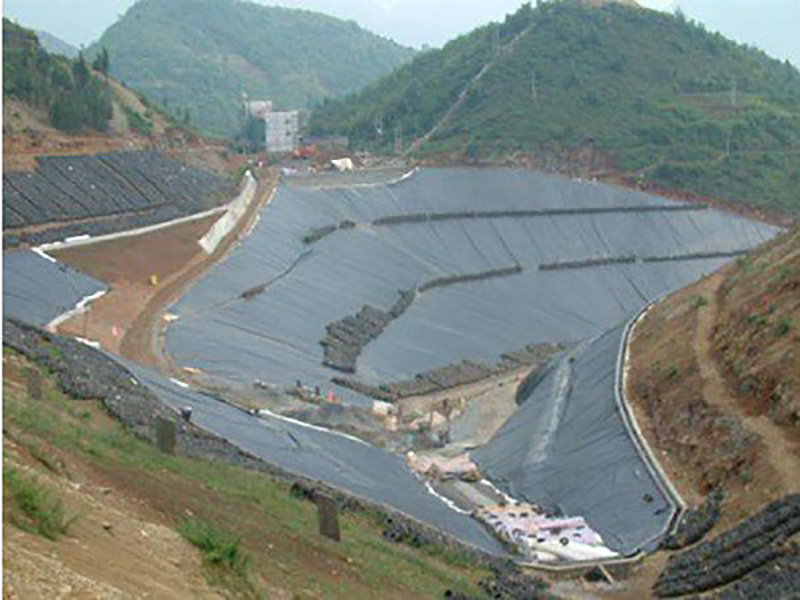 土工膜面板鋪設施工過程