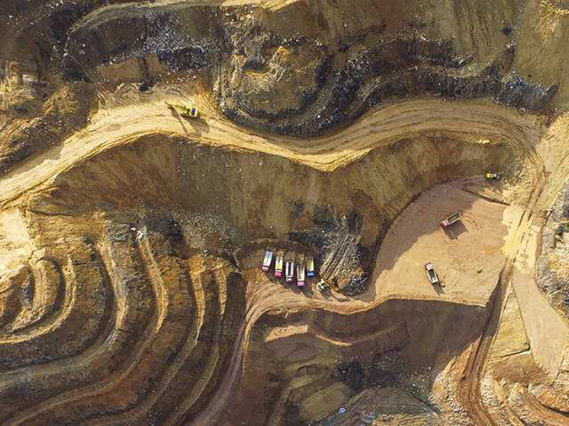 被破壞的主壩在設(shè)計上存在兩個不利的特點