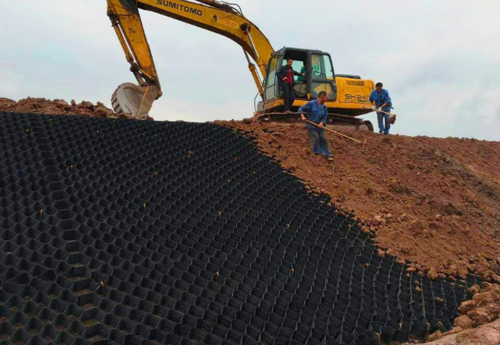 土工格室同平面結構的土工格柵相比的優(yōu)越性