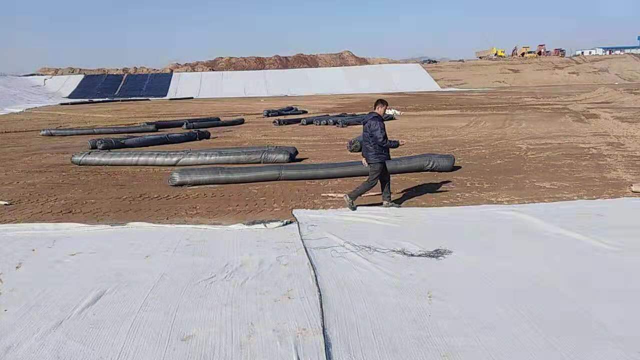 濕法堆浸滲漏阻隔技術(shù)屏障層包括哪些結(jié)構(gòu)？