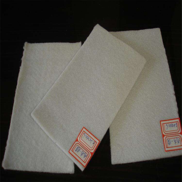 斜坡上鋪設(shè)復(fù)合土工膜時(shí)應(yīng)保證在無雨天氣施工