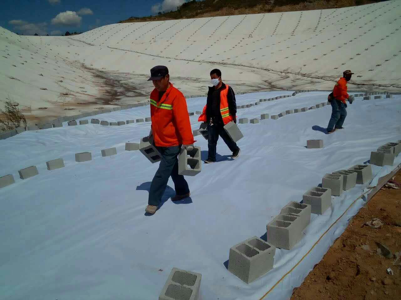 防滲渣場(chǎng)土工膜產(chǎn)生的孔洞數(shù)量約為多少為合格？