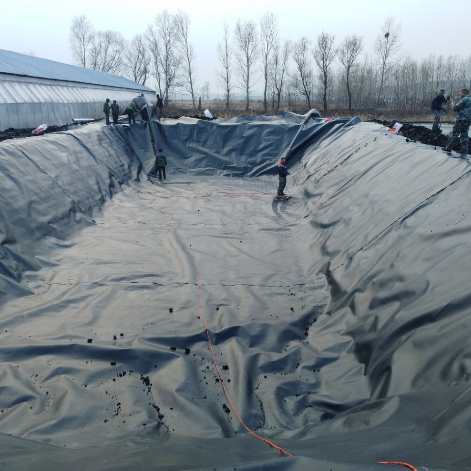 畜牧養(yǎng)殖污水池利用HDPE防滲膜是不是更能節(jié)省成本？