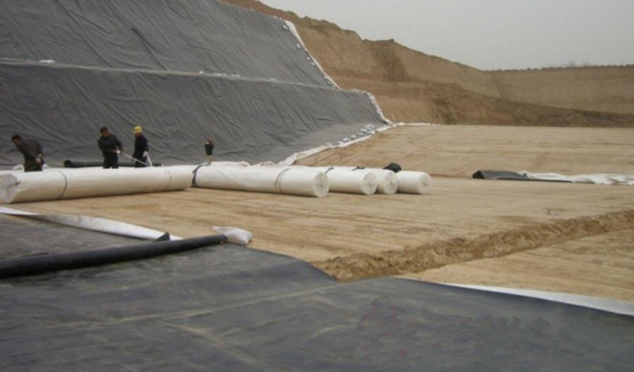 復合土工膜與防滲墻錨固端預留接頭方法