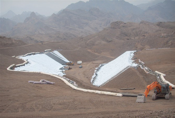 土工膜施工前應(yīng)做好哪些準(zhǔn)備工作？施工工序安排有哪些規(guī)定？