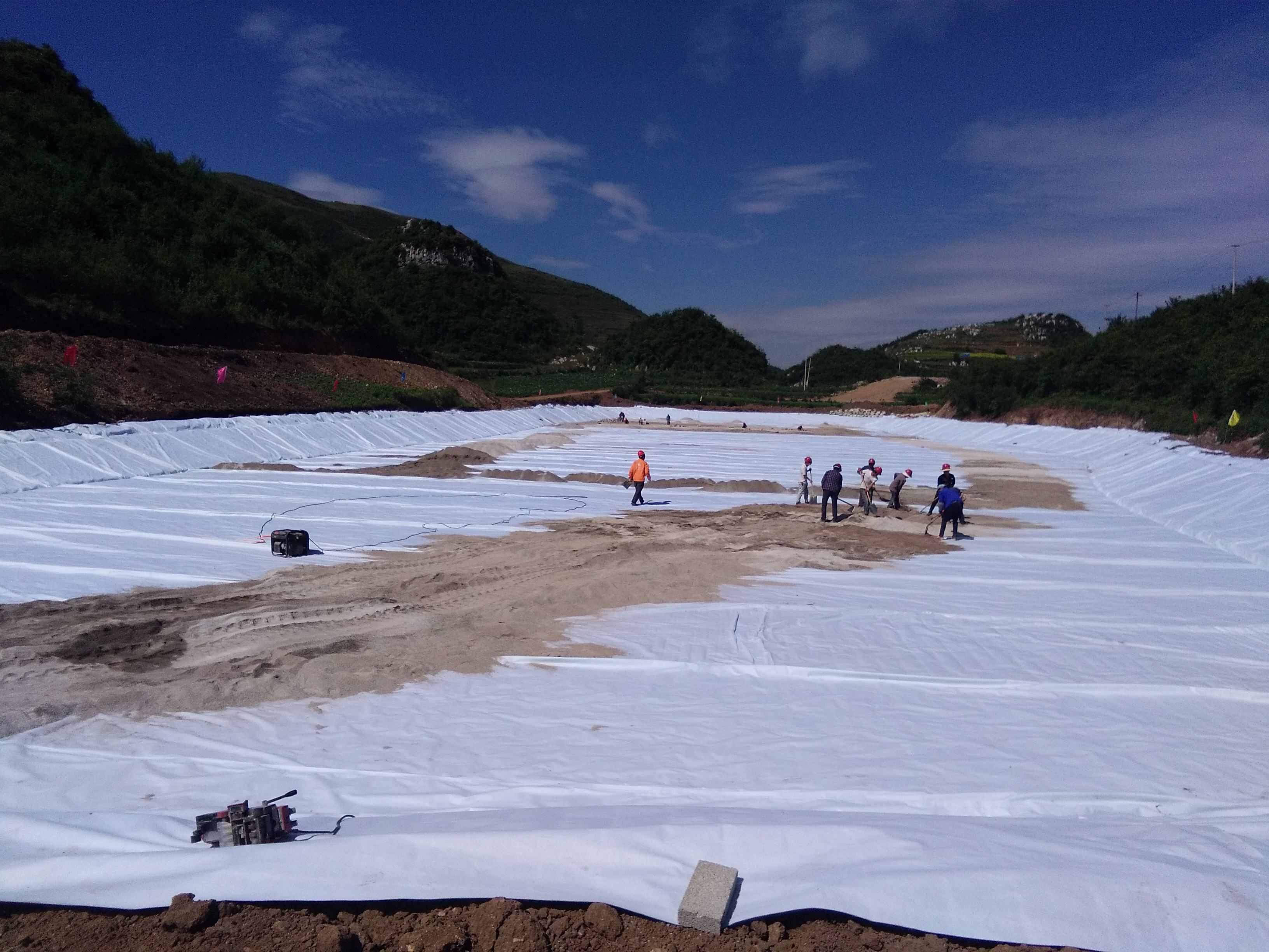 復合土工膜在渠道防滲節(jié)水改造中的應(yīng)用