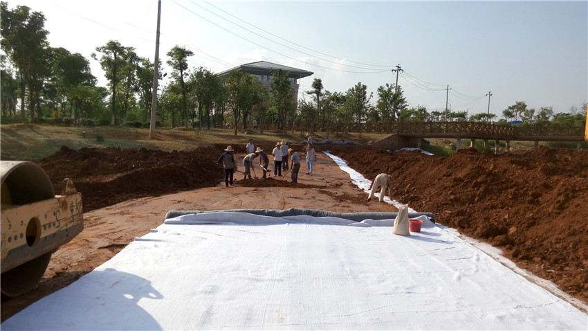 膨潤土防水毯在人工湖工程中的應(yīng)用特點有哪些？