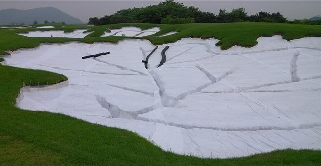 土工膜施工現(xiàn)場儲(chǔ)存，施工過程中使用的土工膜要注意什么？