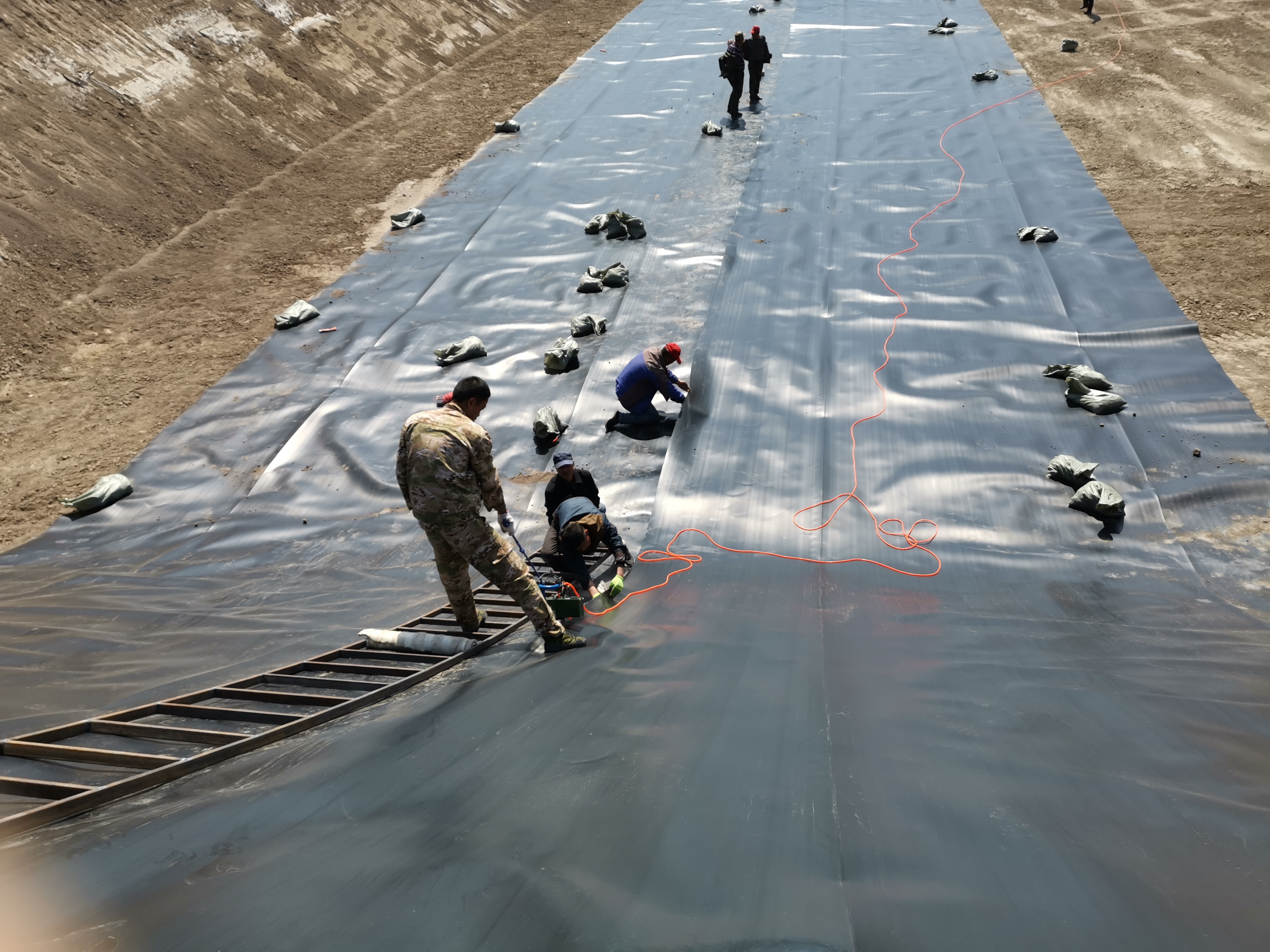 HDPE土工膜焊接質(zhì)量直接影響填埋場的防滲系統(tǒng)水平乃至工程整體的質(zhì)量