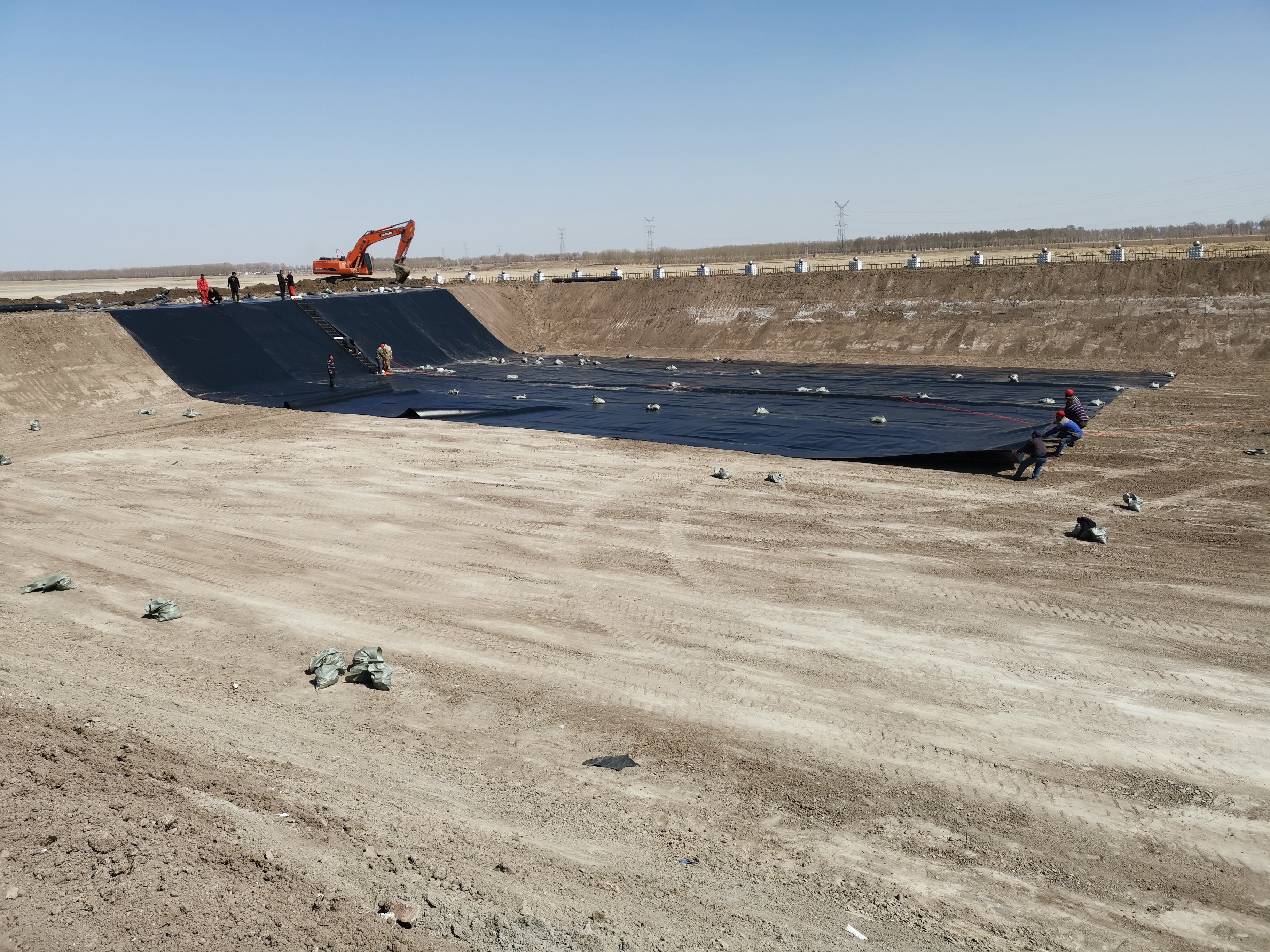 鋪設(shè)HDPE防滲膜時應(yīng)充分考慮溫度控制(圖1) 鋪設(shè)HDPE防滲膜時應(yīng)充分考慮溫度控制(圖1)