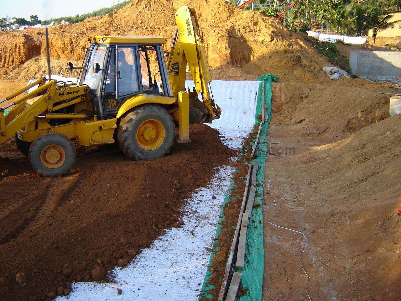 樁頭基面影響膨潤土防水毯在鋪設過程而引起損壞(圖1) 樁頭基面影響膨潤土防水毯在鋪設過程而引起損壞(圖1)