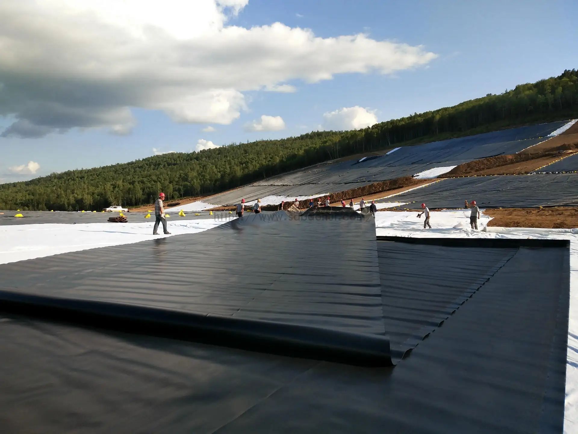 圓形塑料桶、圓形鐵桶和PE塑料浮筒的綜合分析