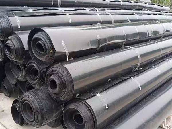 防滲土工合成材料主要包括復合土工膜和天然鈉基膨潤土防水毯（GCL）。