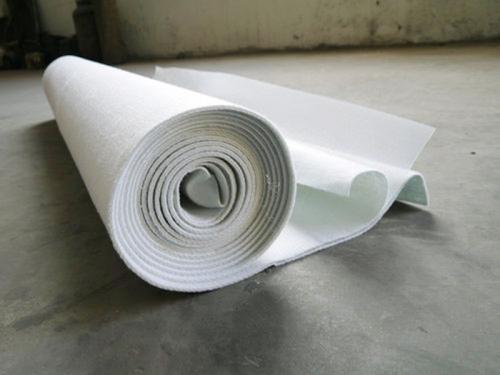 與傳統(tǒng)的混凝土和瀝青混凝土面板相比土工膜成本低、見效快