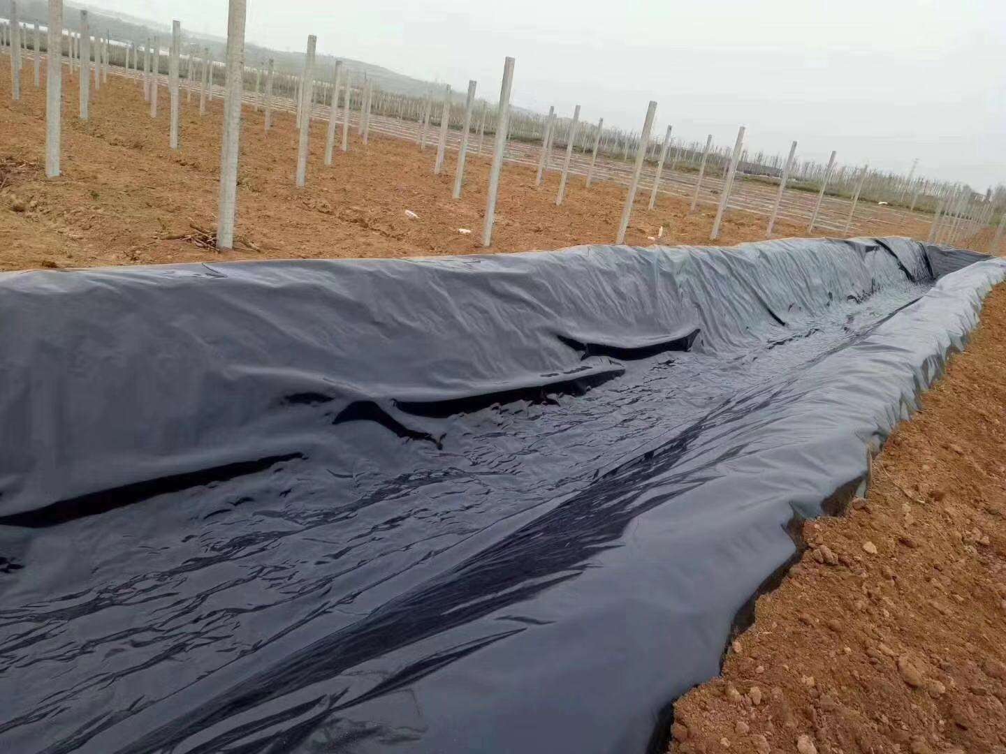 土工膜常用于垃圾填埋場、水庫等，其滲透性能極其重要