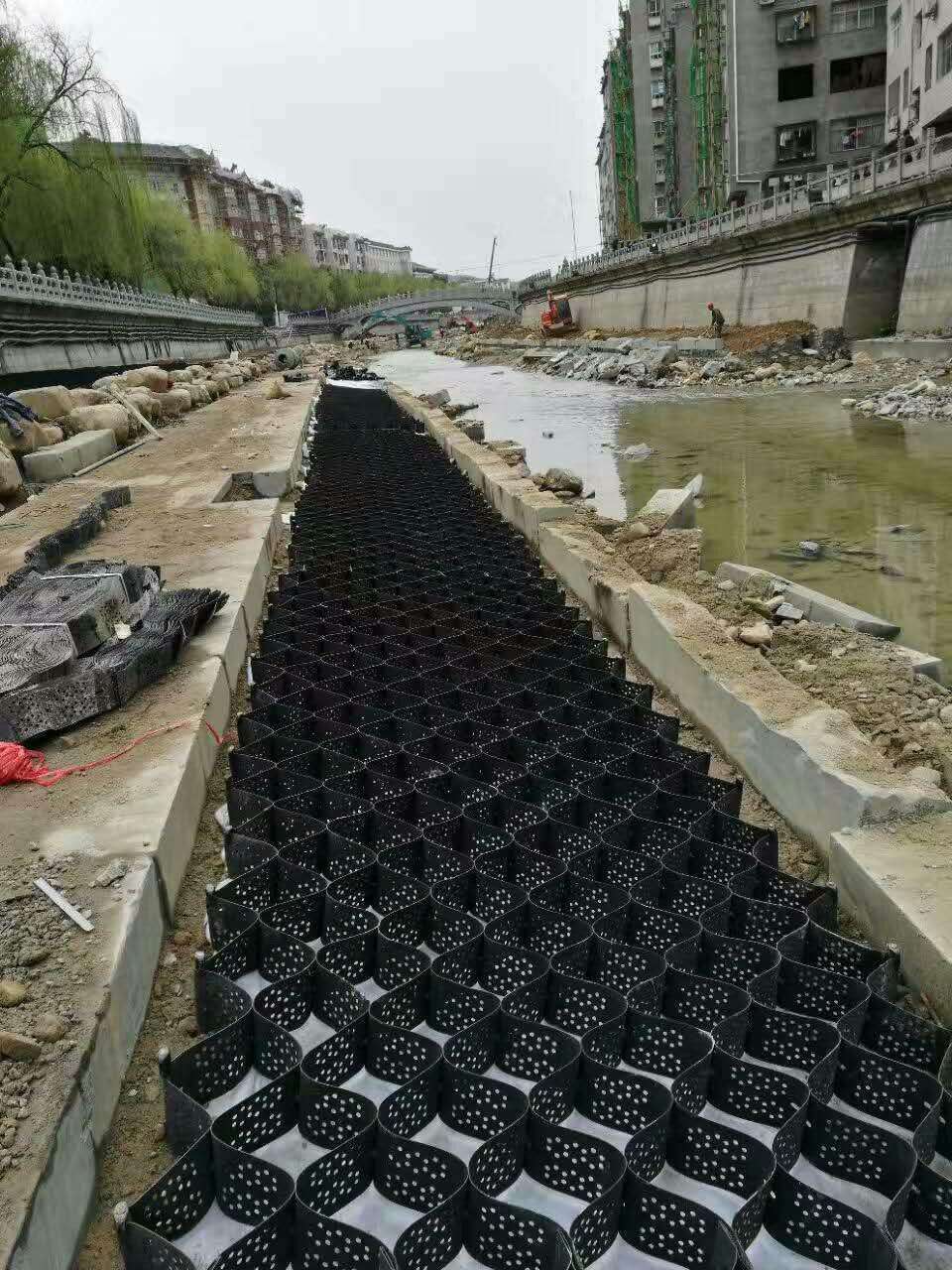 土工格室材料具有較強抗老化能力、耐低溫能力