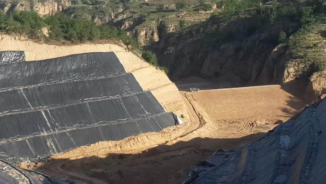 高密度聚乙烯土工膜主要用于填埋場、景觀湖泊和池塘