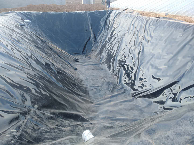 水庫(kù)庫(kù)底按規(guī)范要求,膜上覆土厚度不小于0.5m