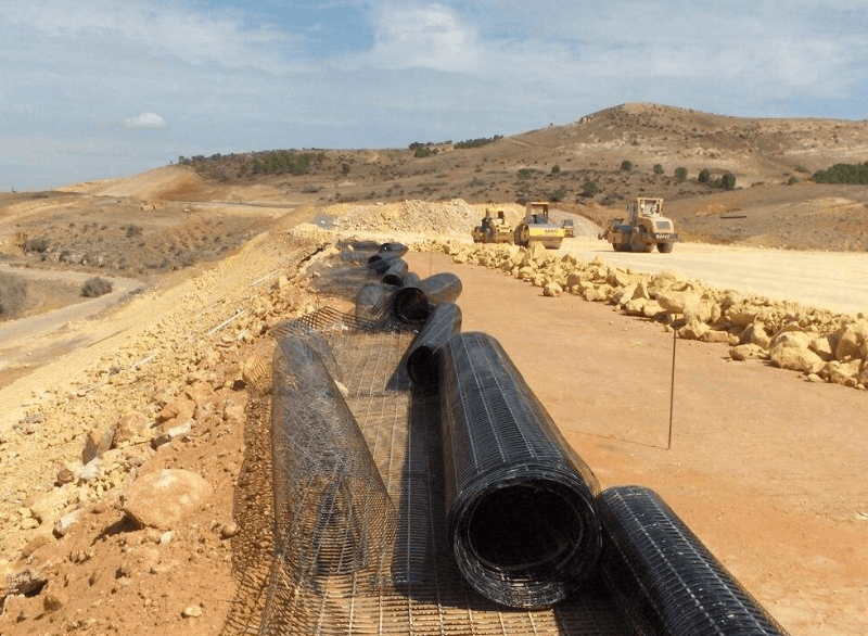 新舊路基結(jié)合部如何鋪設(shè)土工格柵？