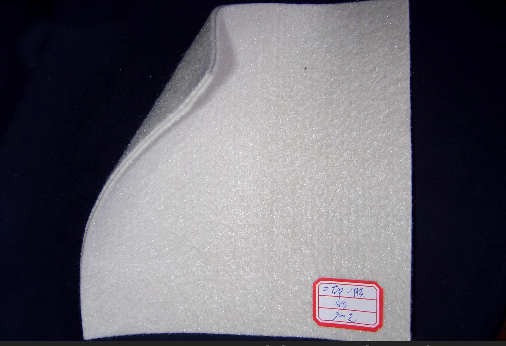 復(fù)合土工膜材料還應(yīng)具有一定的強(qiáng)度、耐酸堿屈曲性和耐老化性