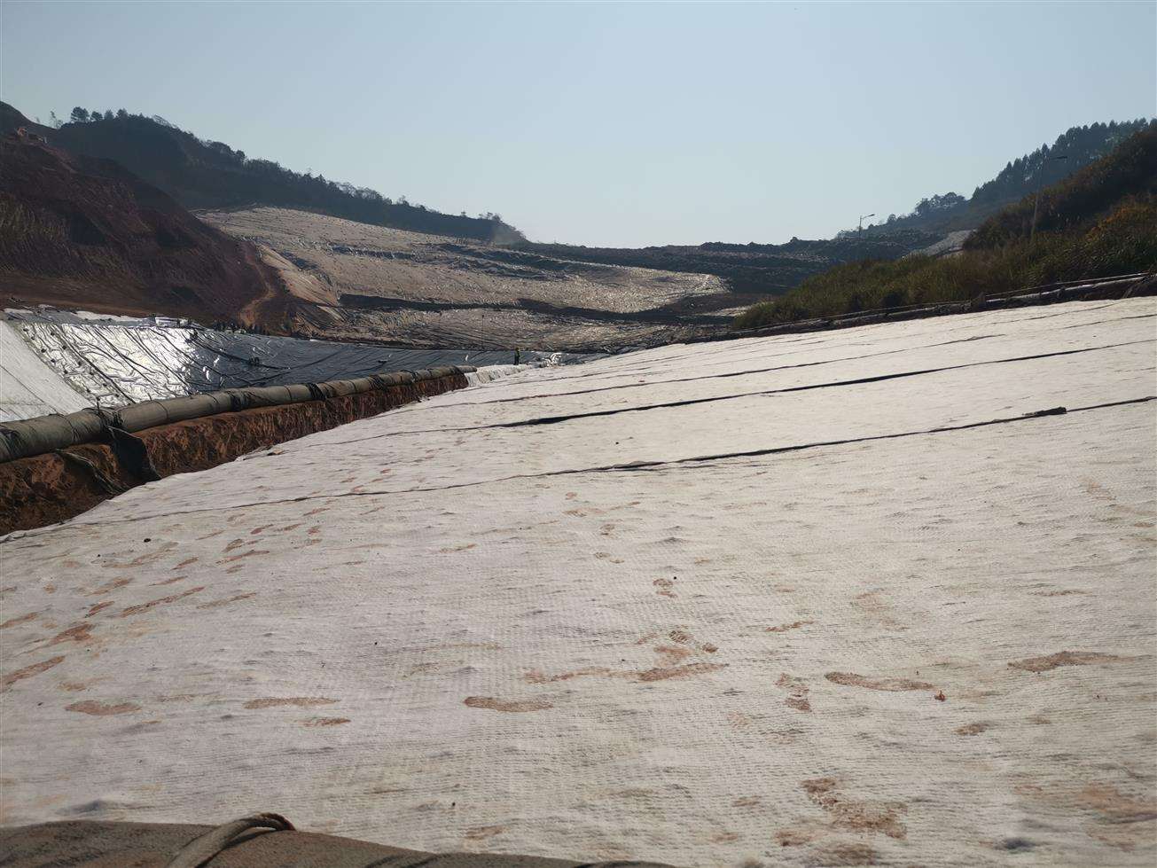 HDPE膜+納基膨潤(rùn)土防水毯復(fù)合防滲墊系統(tǒng)的滲漏率(圖2) HDPE膜+納基膨潤(rùn)土防水毯復(fù)合防滲墊系統(tǒng)的滲漏率(圖2)