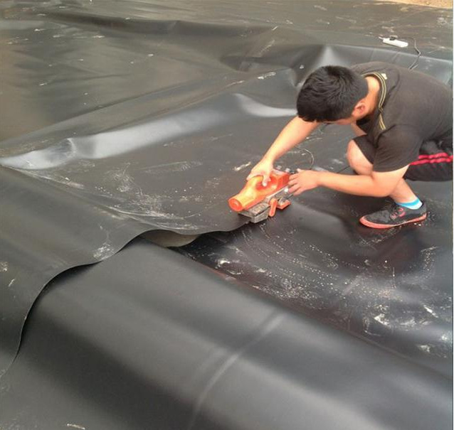 HDPE防滲膜焊縫搭接面需要保持干凈嗎?